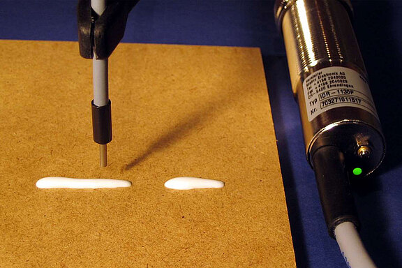 Präzise Klebstoffkontrolle für Holzverarbeitung und Verpackungsindustrie