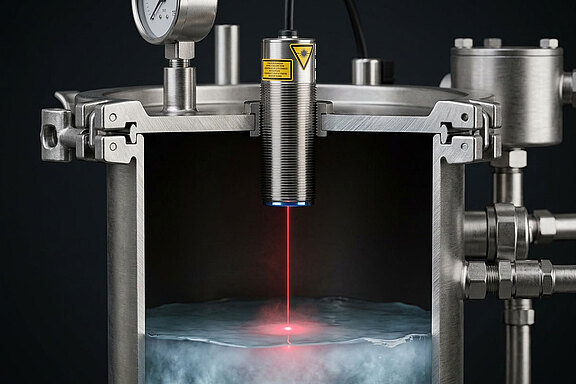 Schnittbild eines Stahltanks mit Lasersensor, der den Flüssigkeitsstand misst. Roter Laserstrahl trifft Wasseroberfläche.