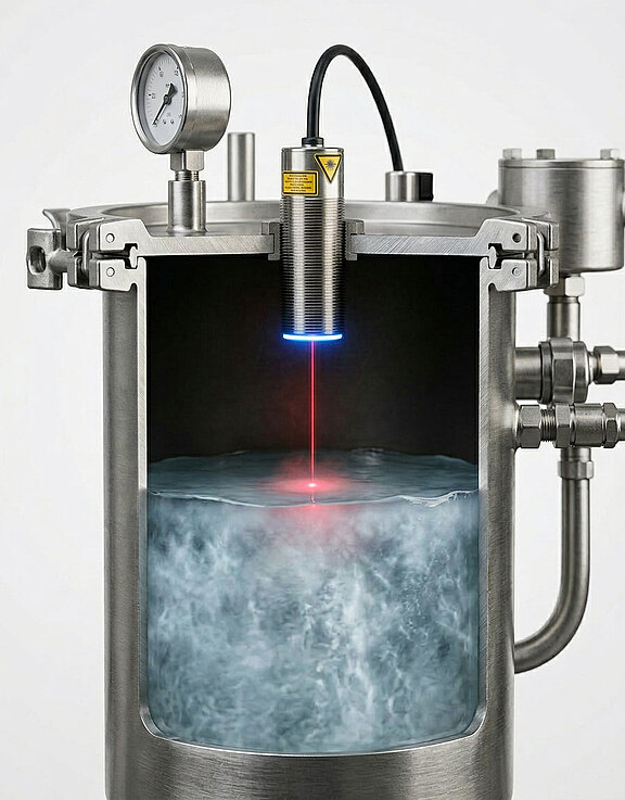 Querschnitt eines Industrietanks mit Laser-Füllstandsensor, der aufgewirbelte Flüssigkeit erkennt. Manometer sichtbar.